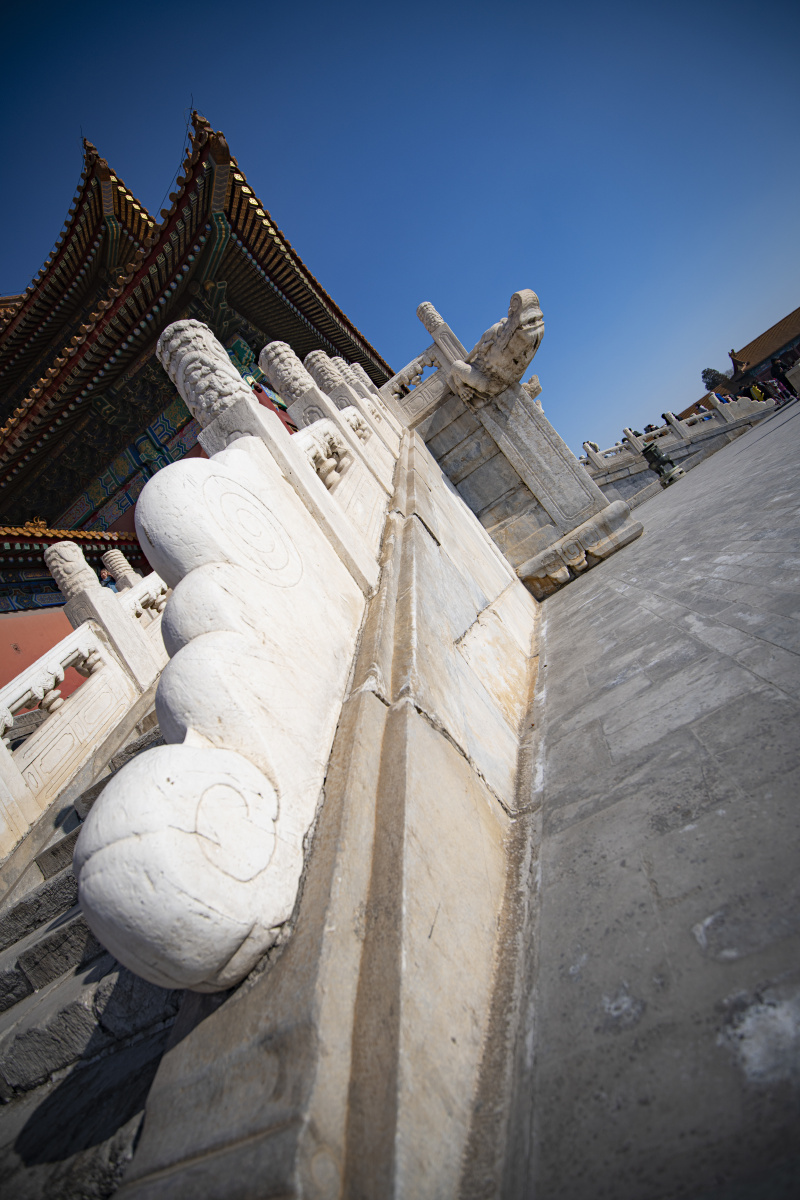 雕栏玉砌应犹在