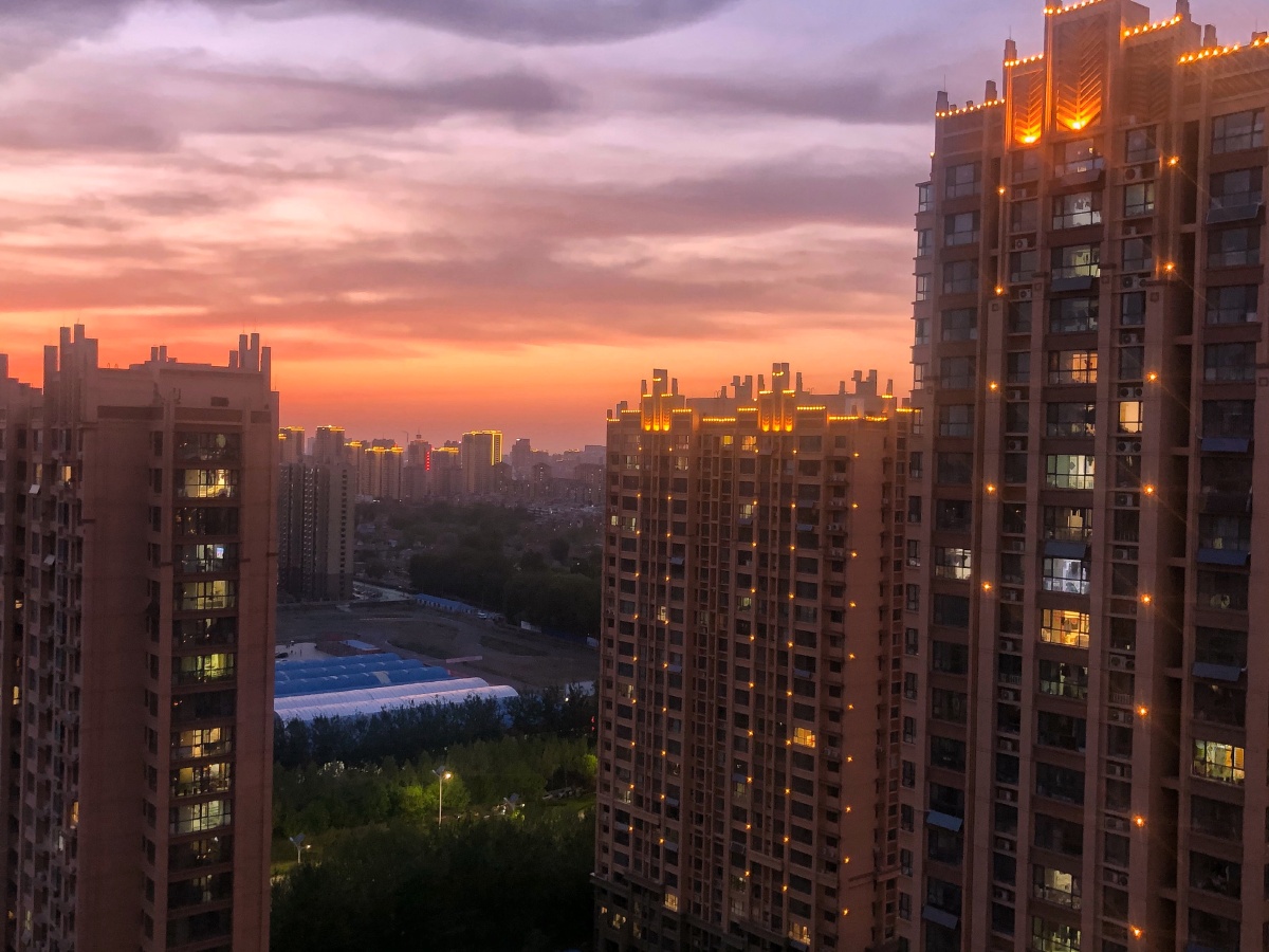 天空是蔚蓝色窗外有千纸鹤