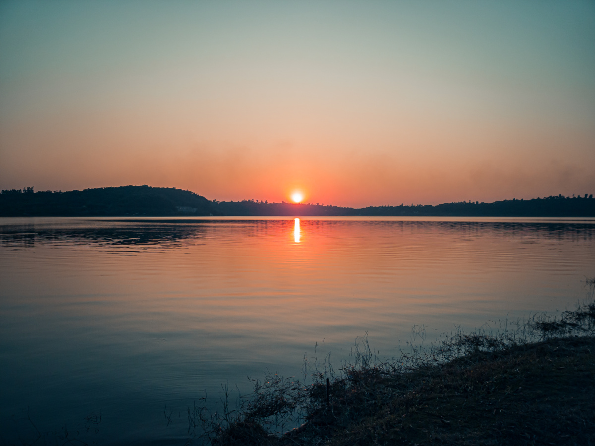 湖光岩秋天的黄昏夕阳即将隐去