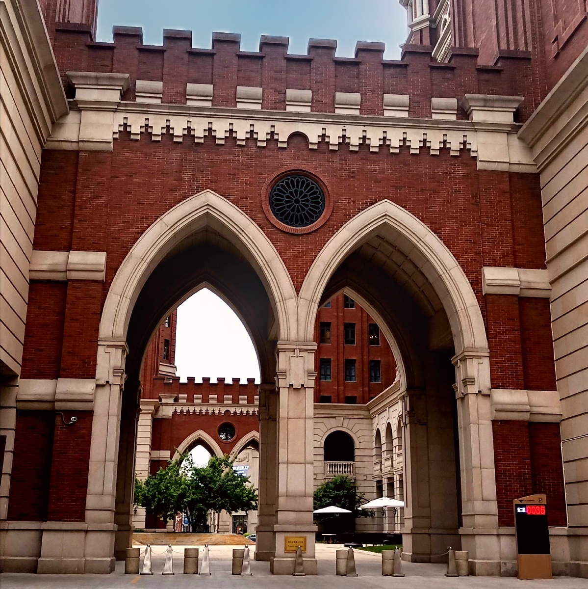 城堡手机拍摄于天津解放路路