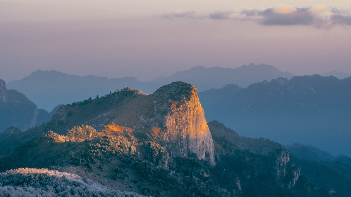 我希望修图后能强化这种感觉,并且让远处有点朦胧感,这样的画面看起来