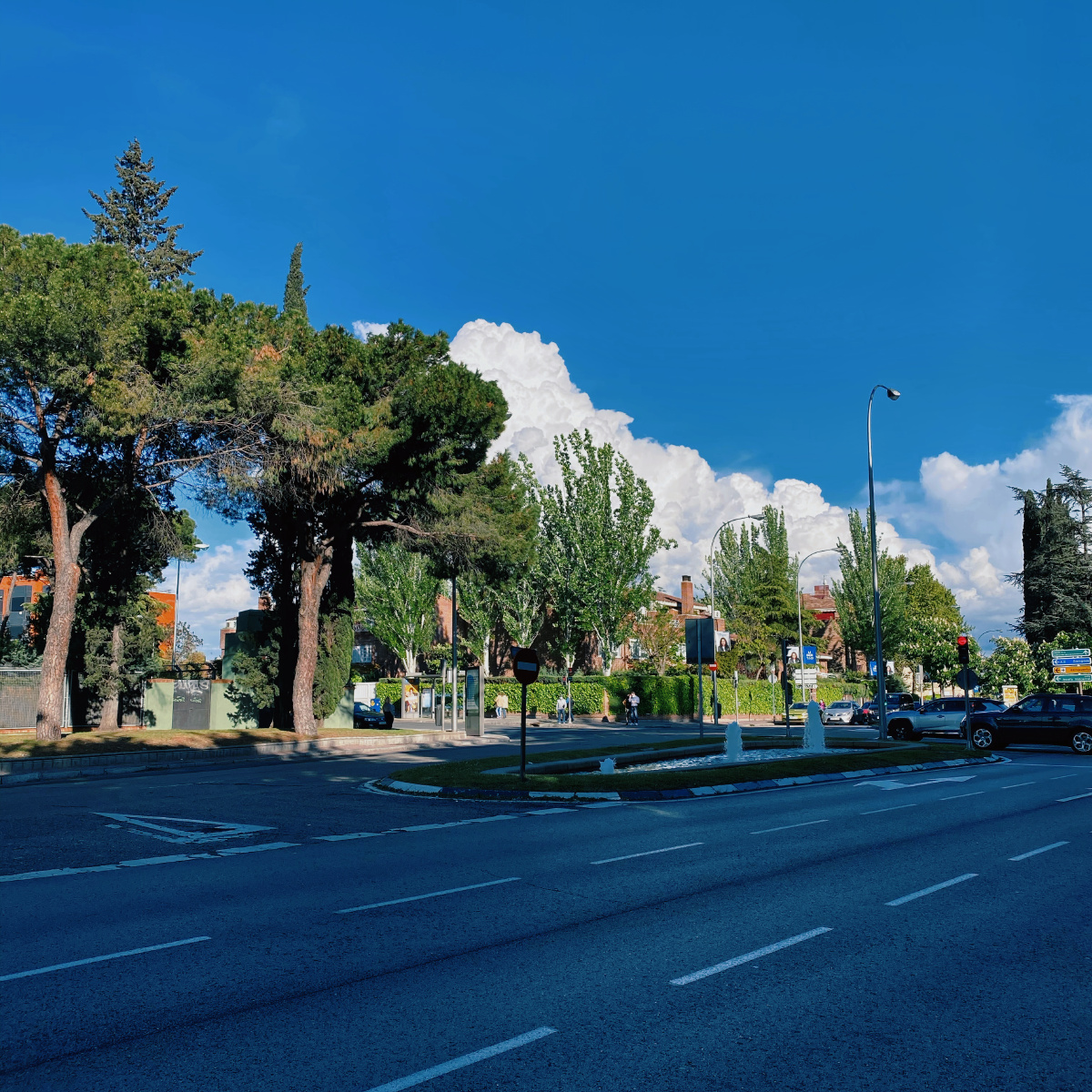 治愈系的蓝天白云摄于西班牙马德里街头