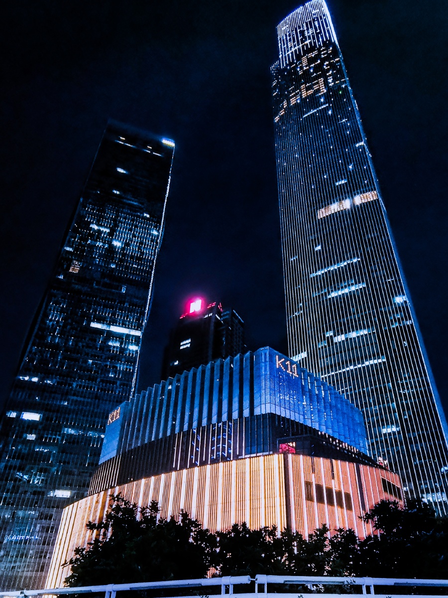 夜色黑暗茫茫可我仍喜欢这城市的繁华异常