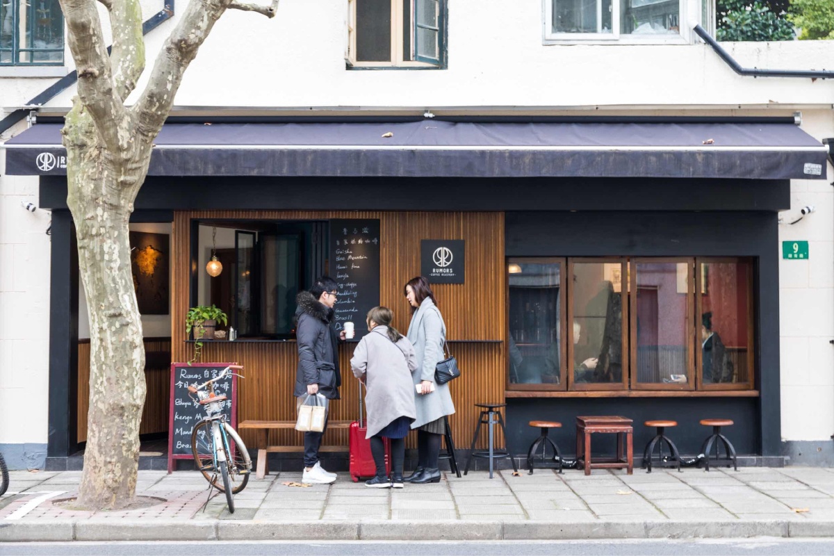 路边随处可见这种写着自家烘培的咖啡店,门口黑衣服的男子好像讲述着