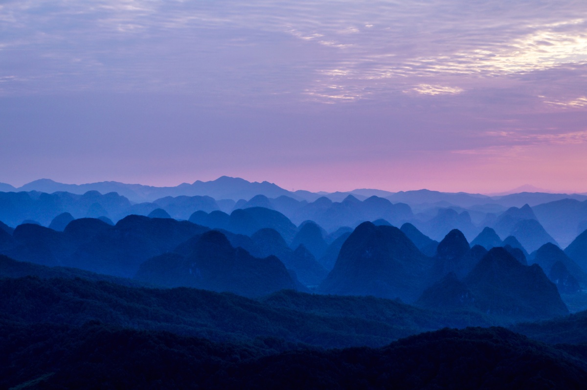 破晓时分群山叠恋广西醉美日出观景点