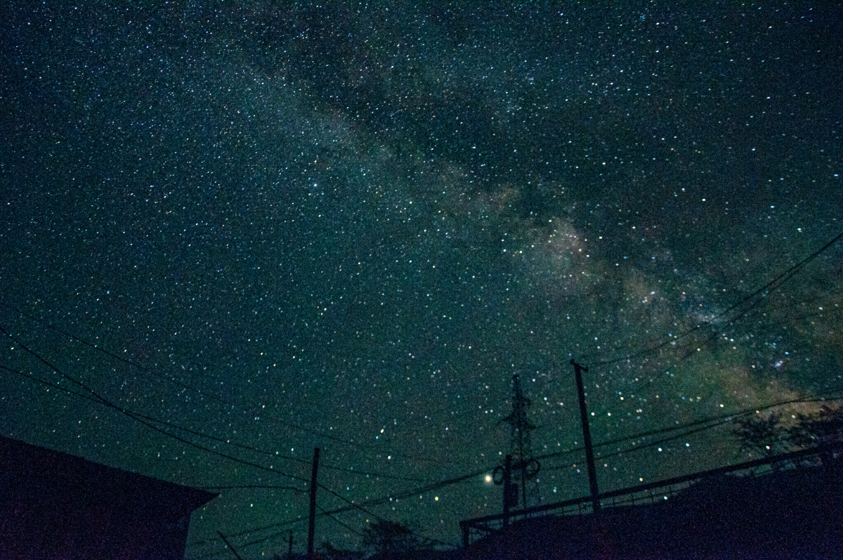星空下半夜12点拍摄把相机摆在地上拍的无比怀念被我放在学校的三脚架