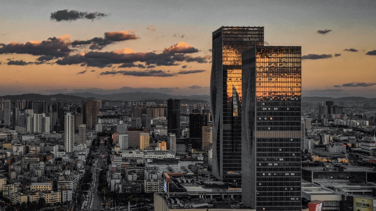 冰冷幕墙中的温柔航拍黄昏时的昆明大悦城