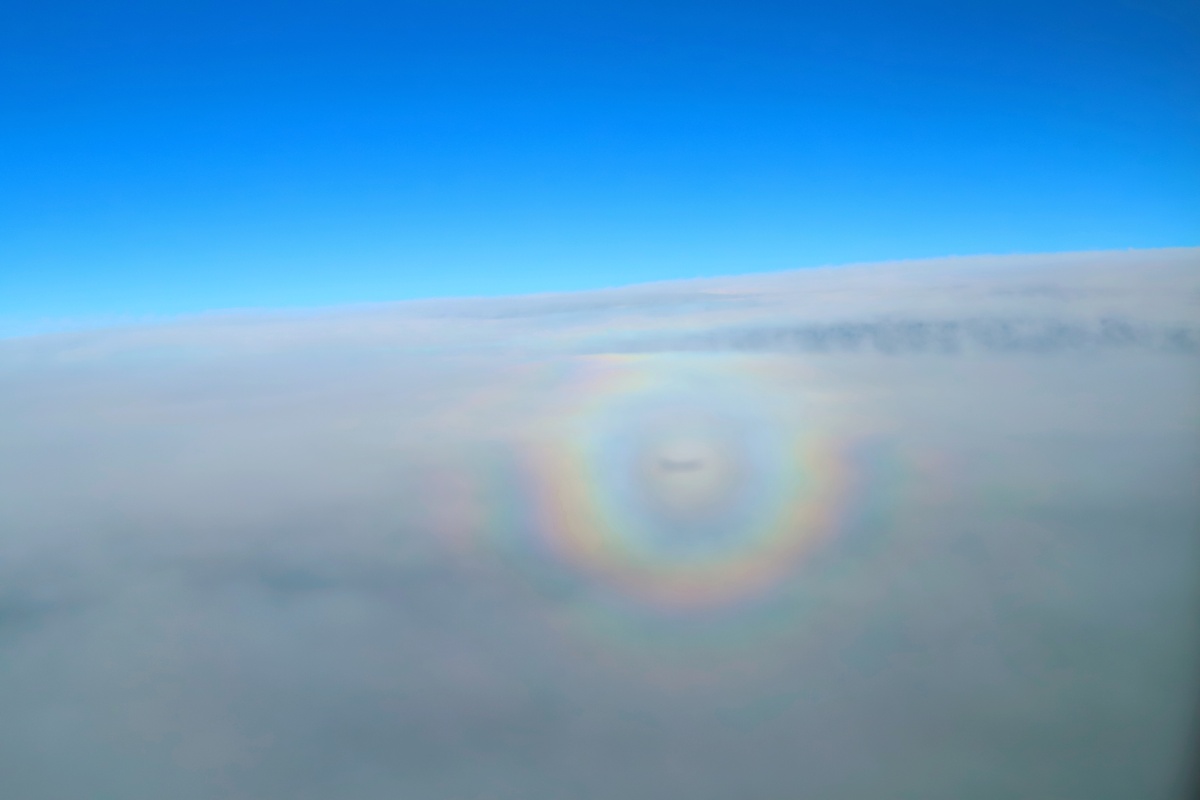 听说在天上拍到的这个是佛光,难得一见记录下来!