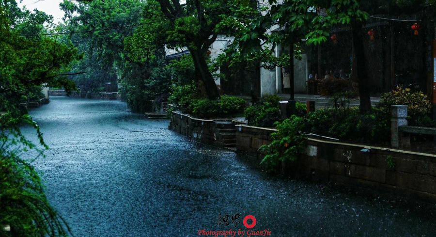 雨是江南水乡的妆奁