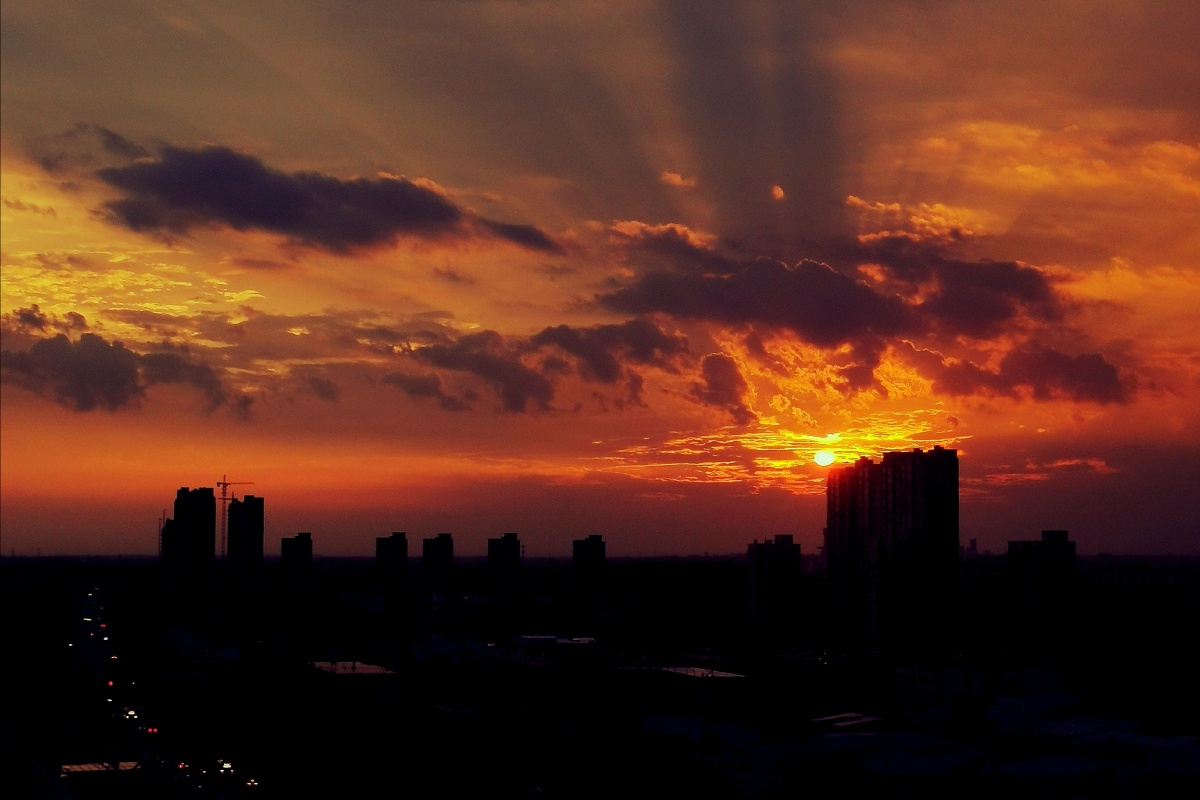 雨后放晴天空溢彩