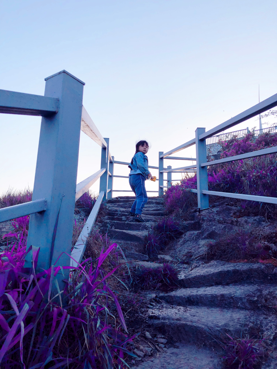 下山途中抓拍的小女孩
