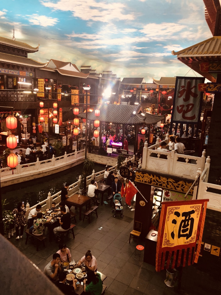 开封小宋城位于河南省开封市大梁路西段系原东京艺术中心改造而成主要