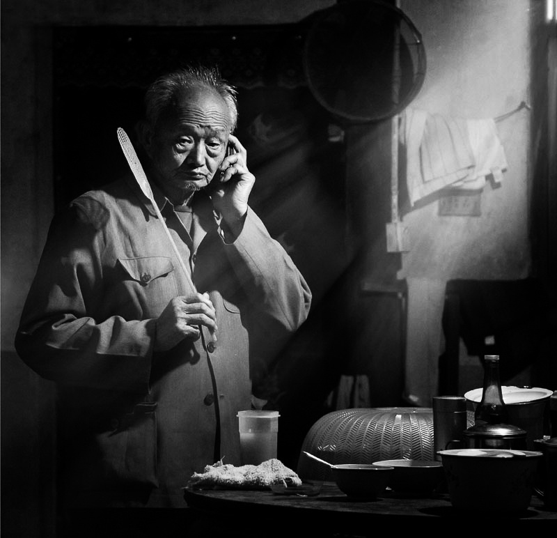 接电话的留守老人