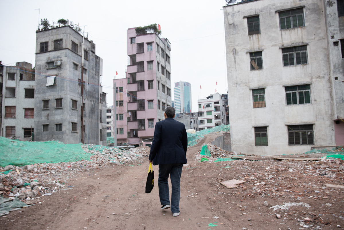 31 br /> 拍摄地点:广州 br /> 照片说明:还住在冼村里的居民正在往回