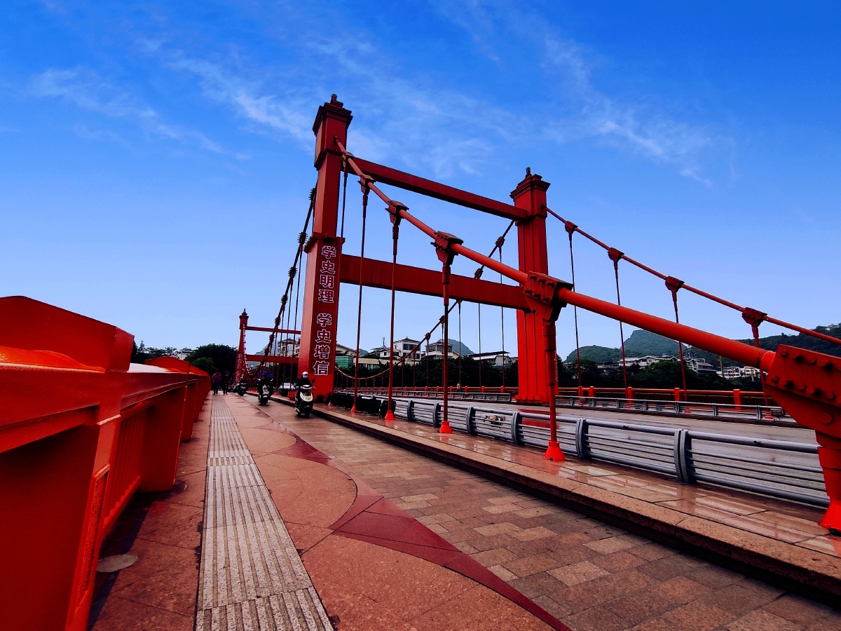 仿照美国金门大桥的桂林红桥