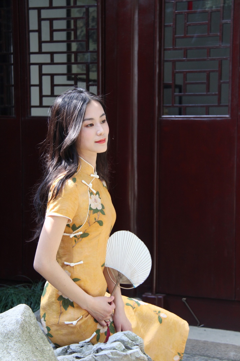 在苏杭古典旗袍一把油纸伞烟雨江南的路上