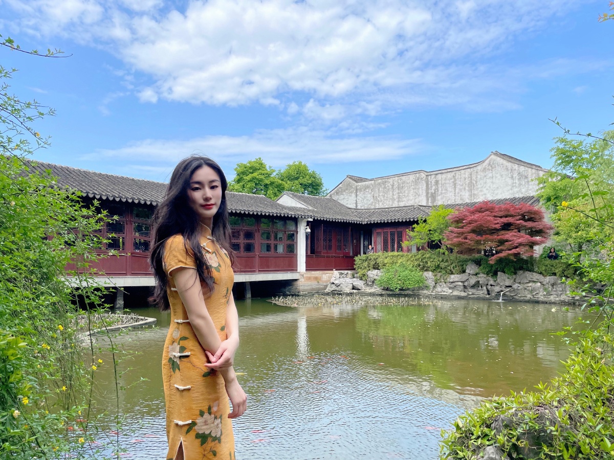 在苏杭古典旗袍一把油纸伞烟雨江南的路上