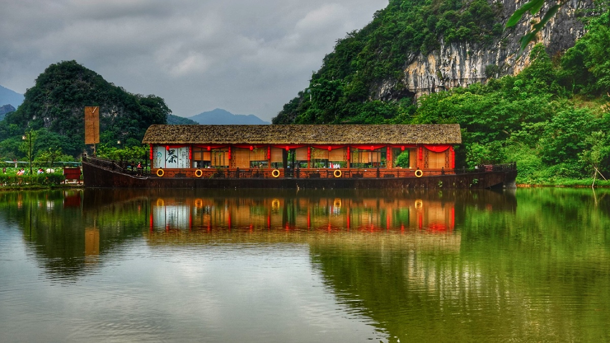 英德峰林小镇荷花池