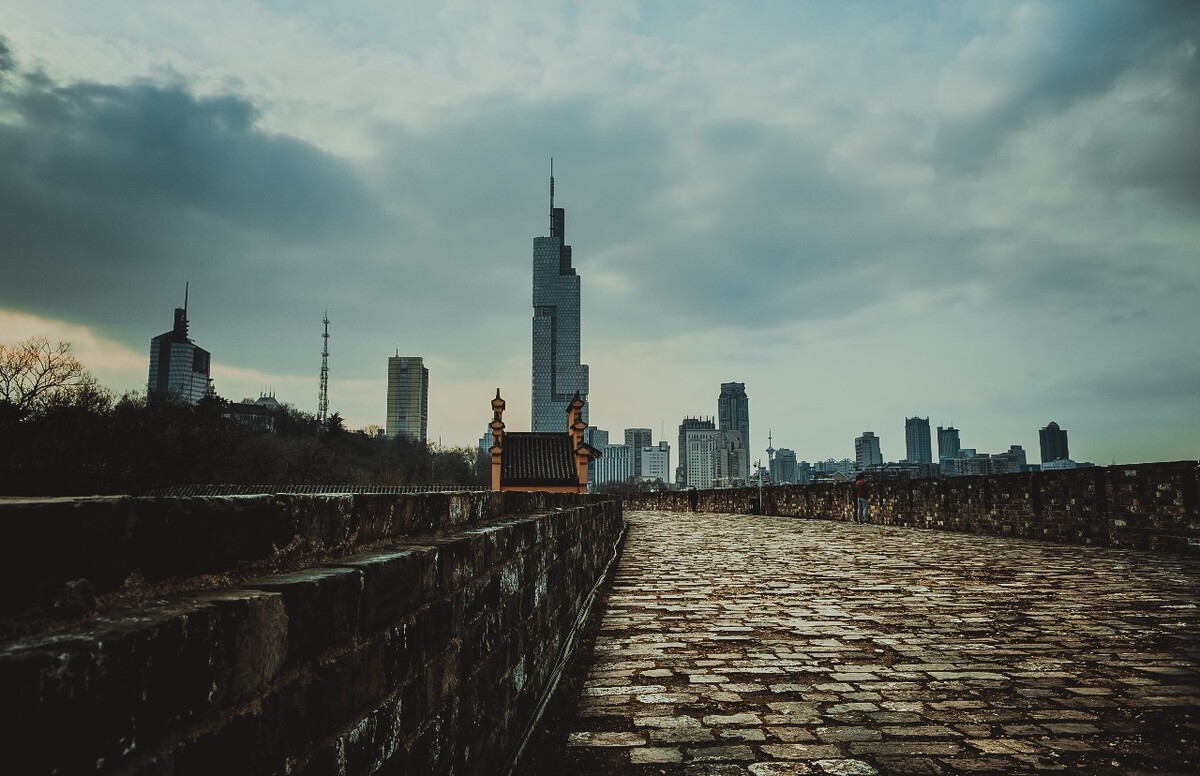 沿着城墙走向南京第一高楼——紫峰