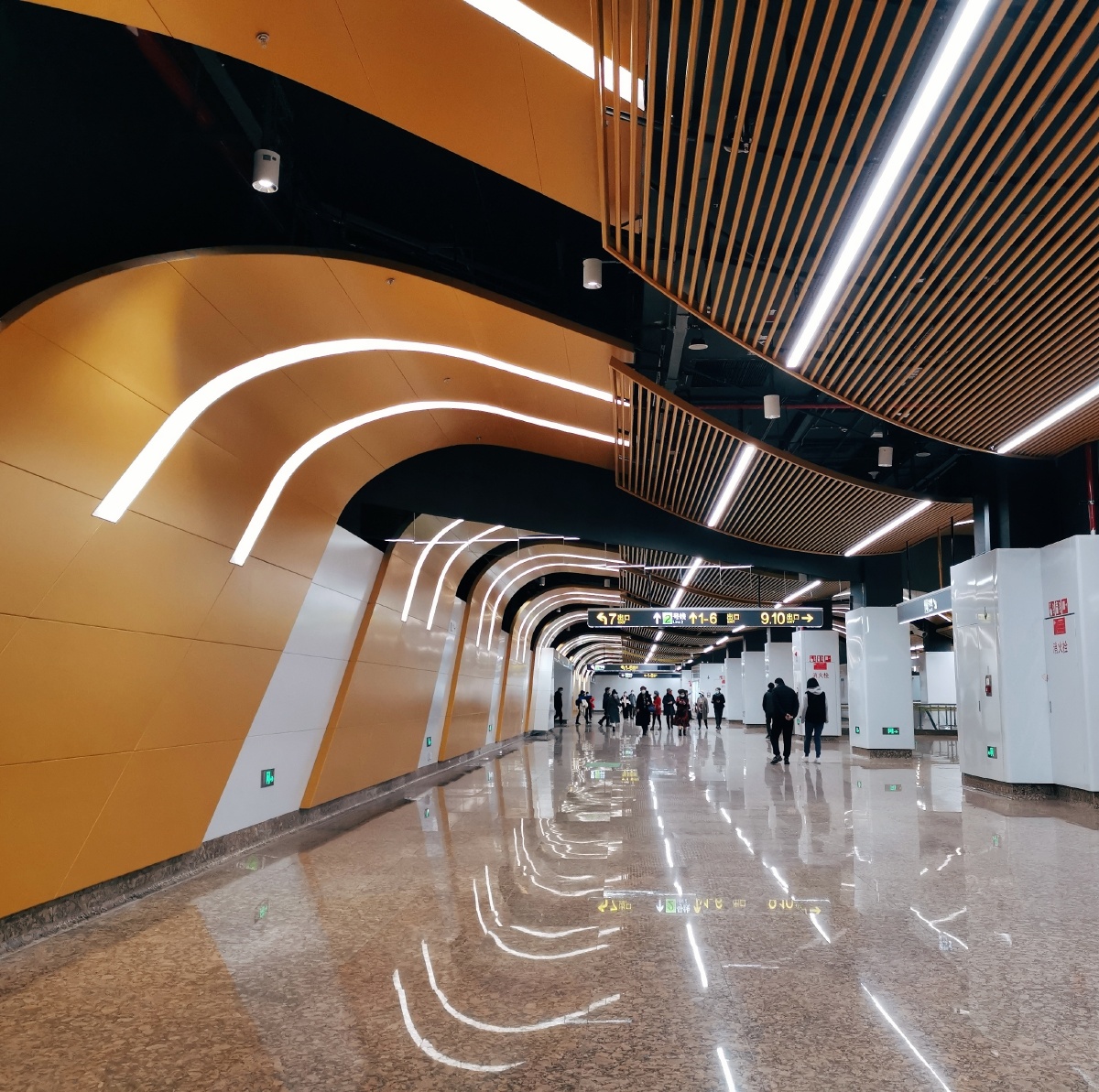 上海地铁十四号线静安寺站和陆家嘴站