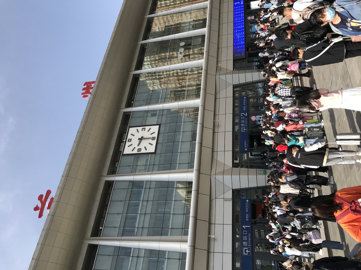 五一出行提前计划兰州火车站人山人海