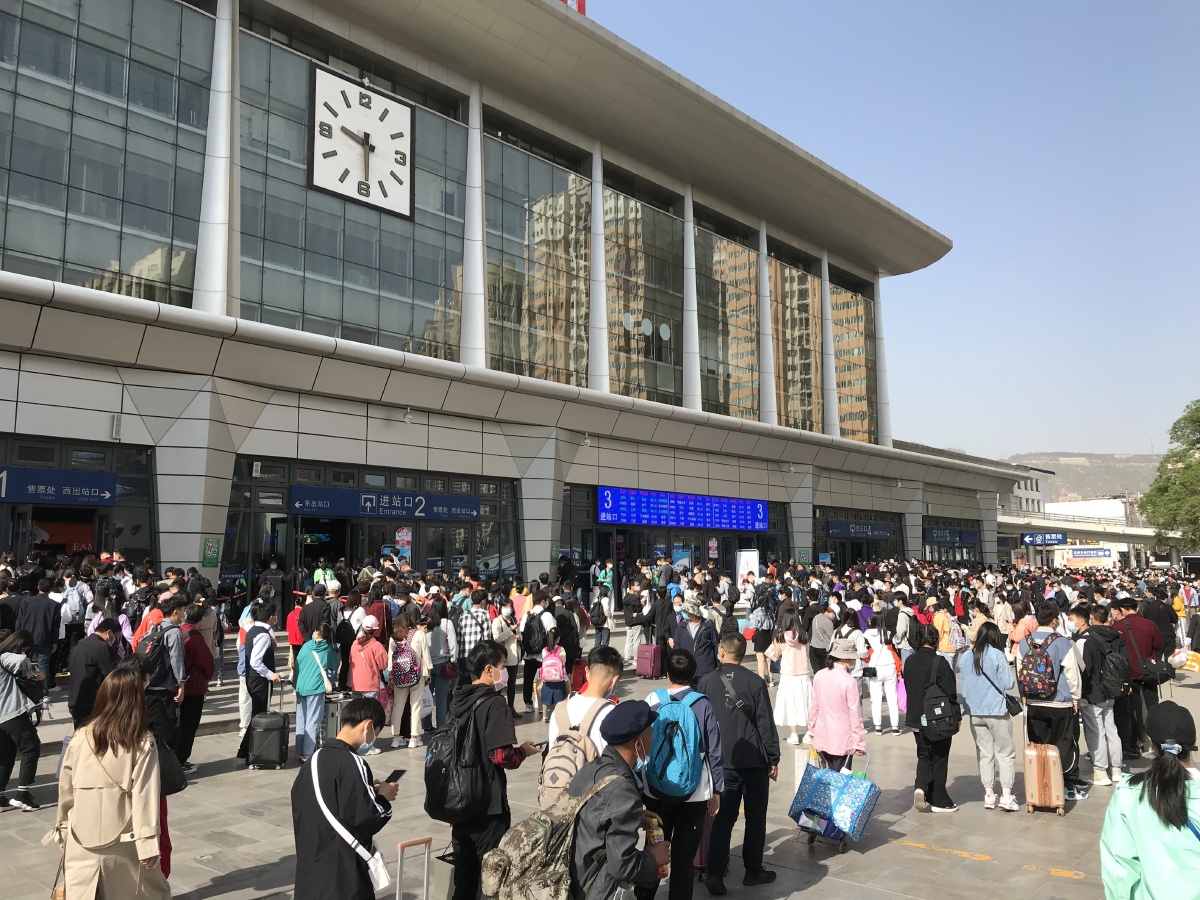 五一出行提前计划兰州火车站人山人海