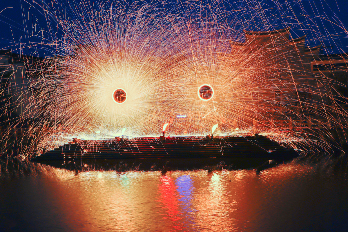 传统的烟火(打铁花)