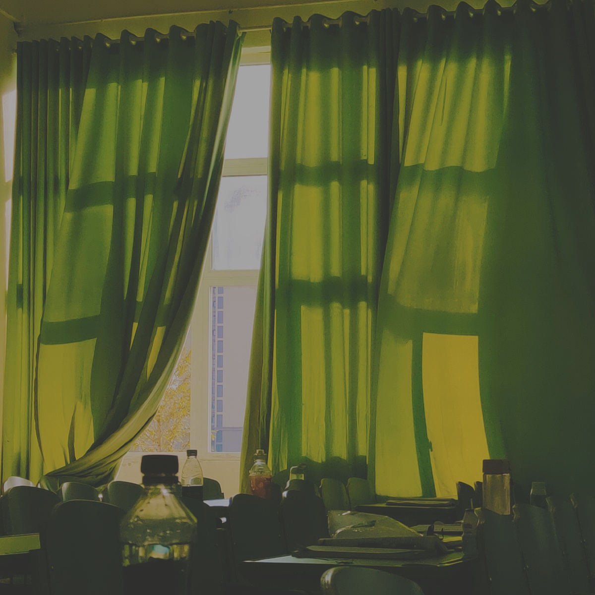 教室的窗帘很好看