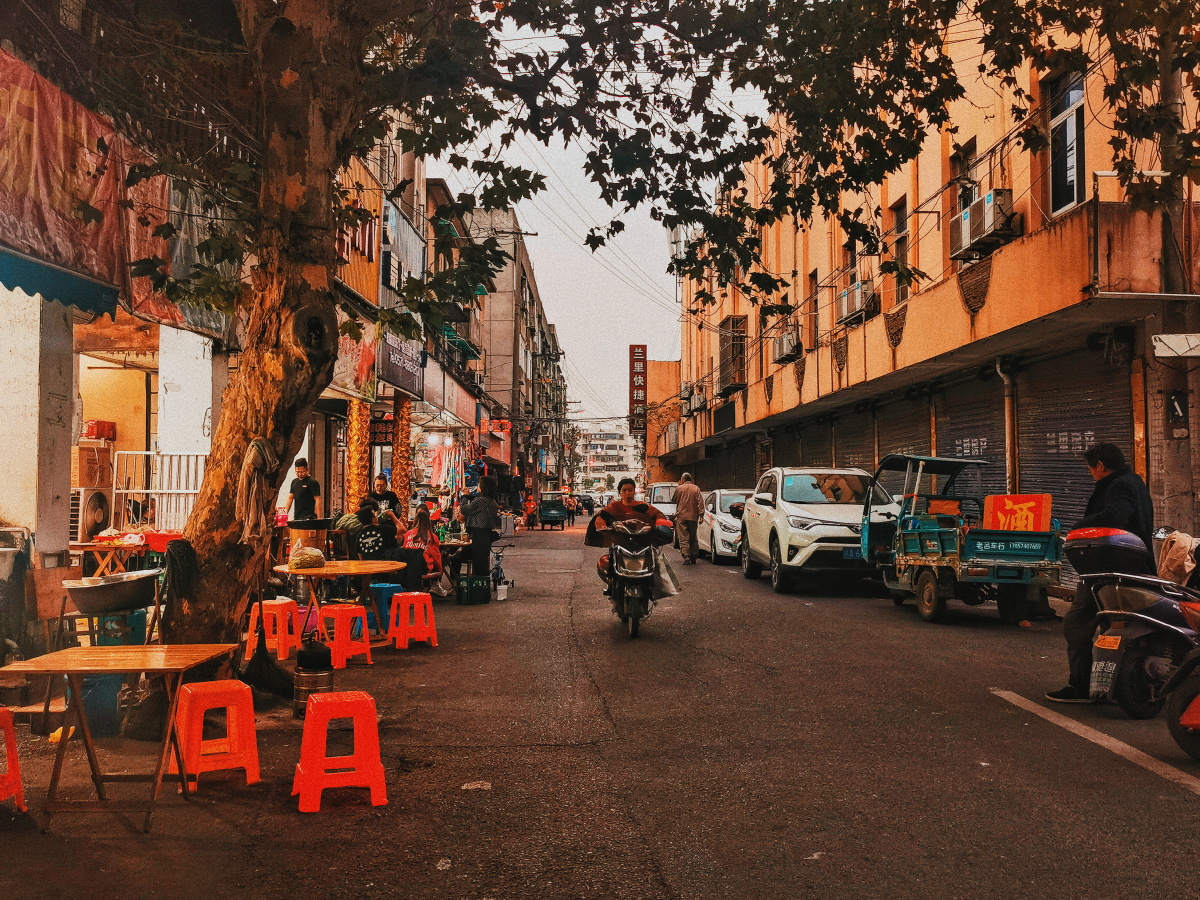 一人行三墩庙前街