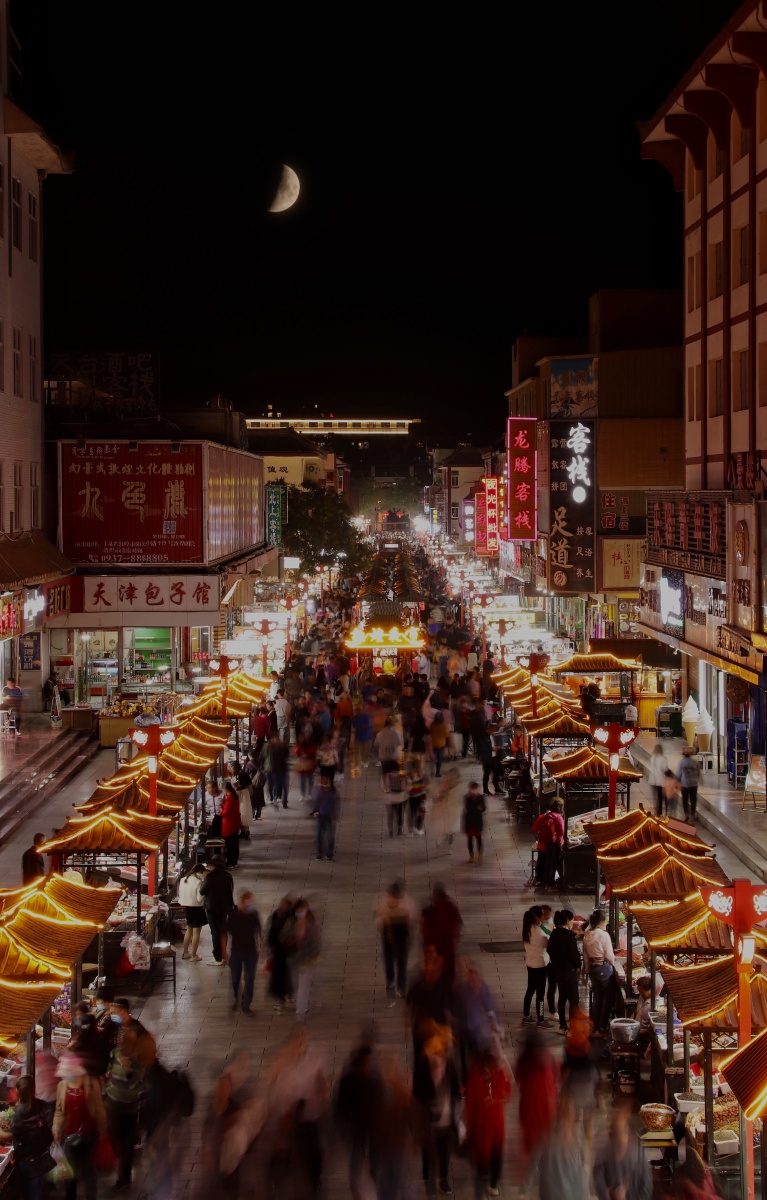 敦煌沙洲夜市,夜幕降临,这边异常热闹,已经成为不夜城了. - 习师傅旅