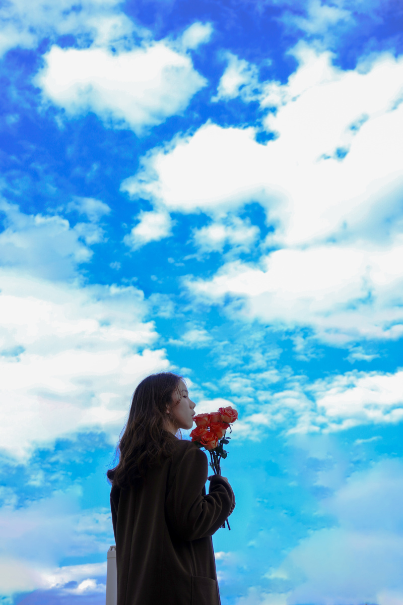 蓝天下的少女