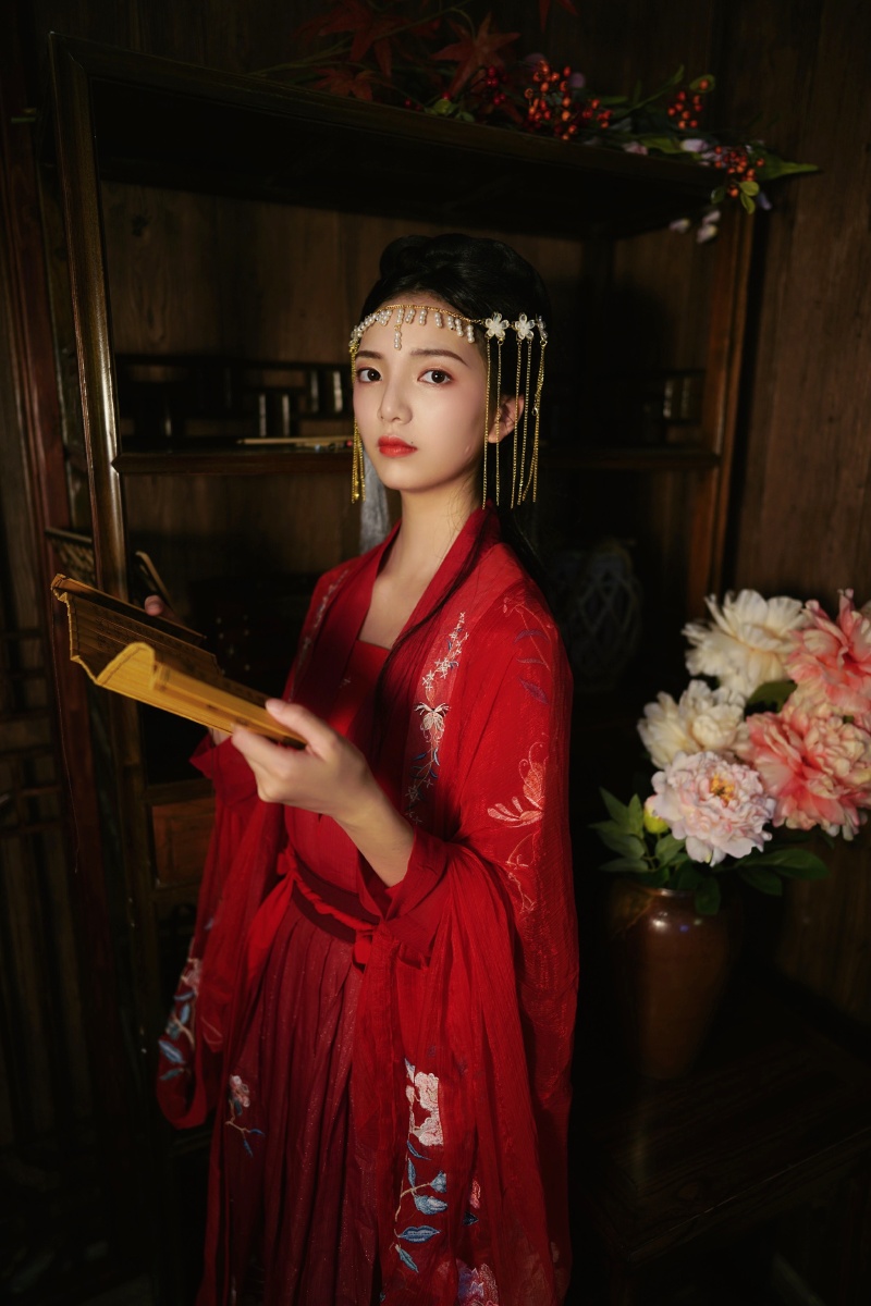 红衣女子