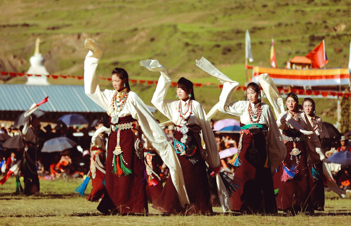 藏族姑娘跳锅庄