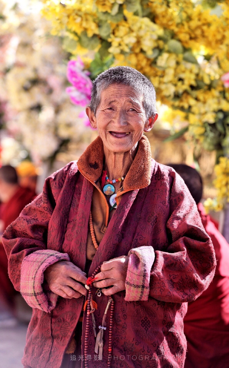 老阿妈的微笑拍摄于西藏藏地有些人知足欢喜令人学习