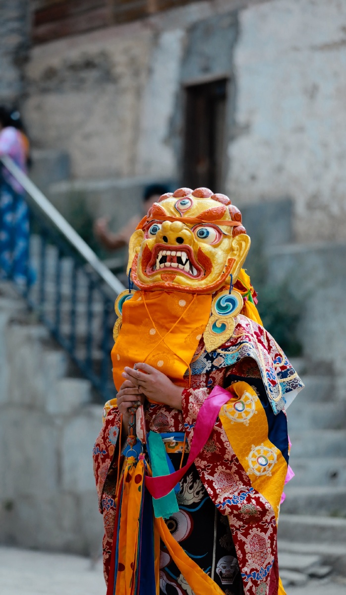 戴藏式面具跳金刚舞的僧人在候场 - 寻光追影 - 图虫