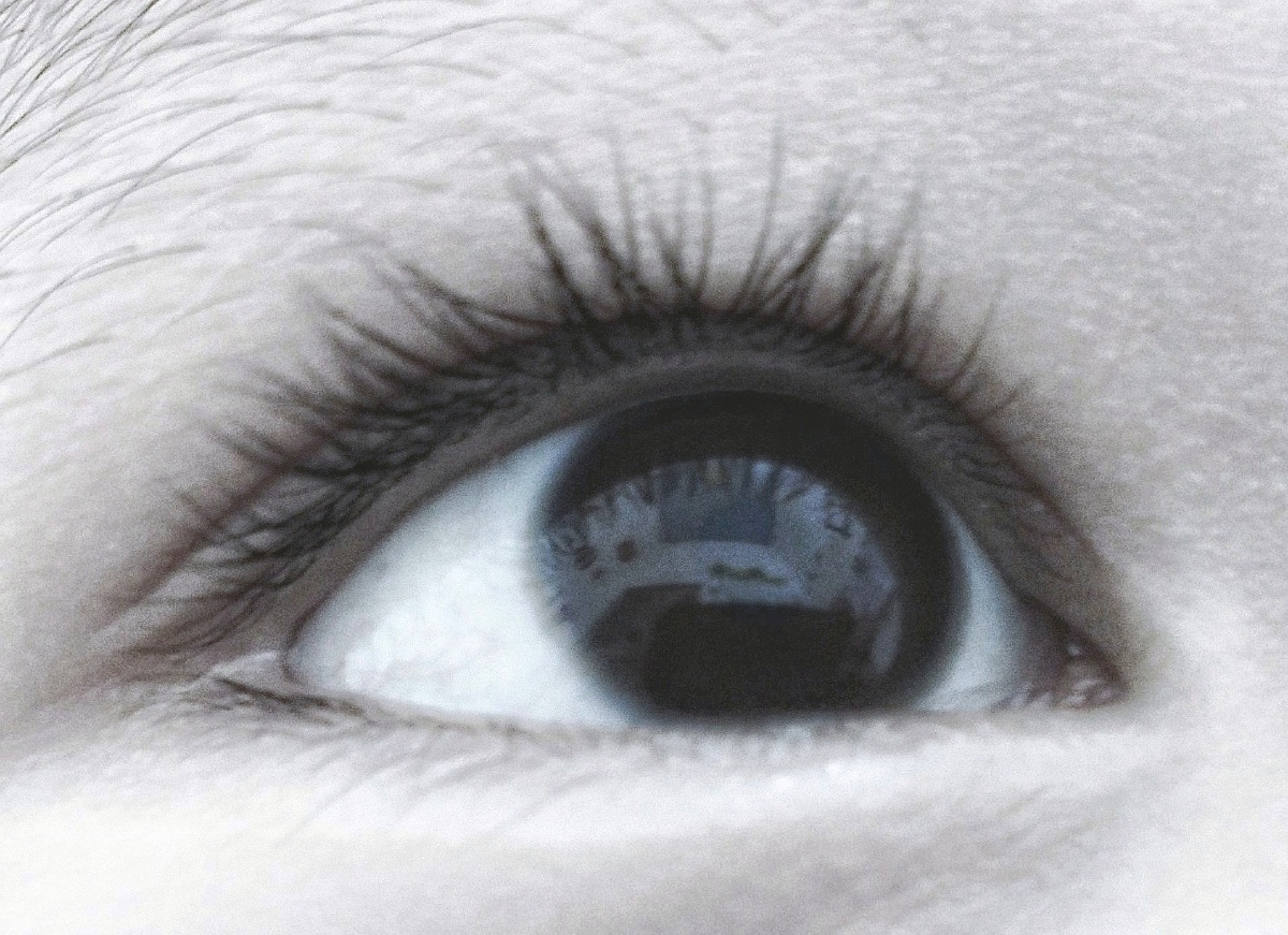 小朋友的眼睛总是清澈而干净,成年人的眼睛总是灌满了悲伤与无奈