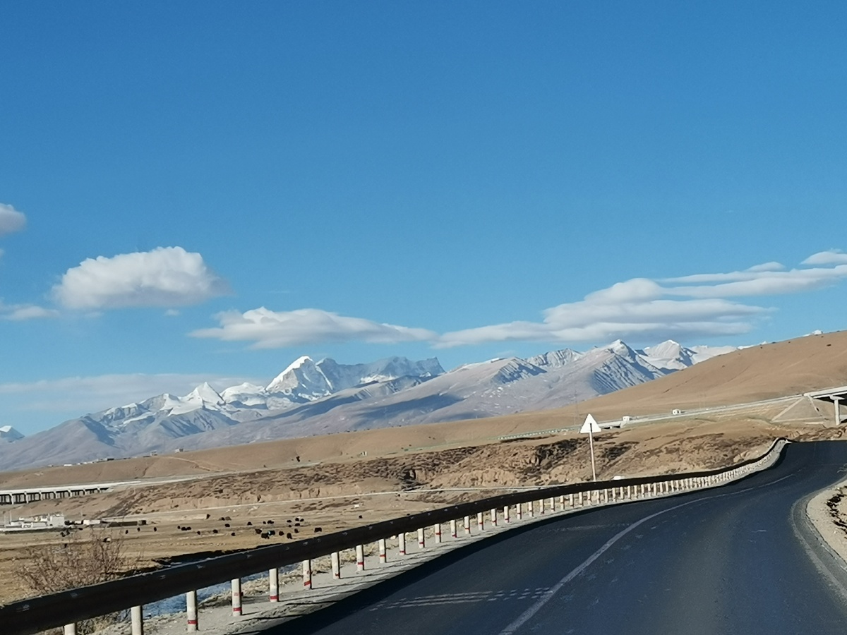 念青唐古拉山与道路