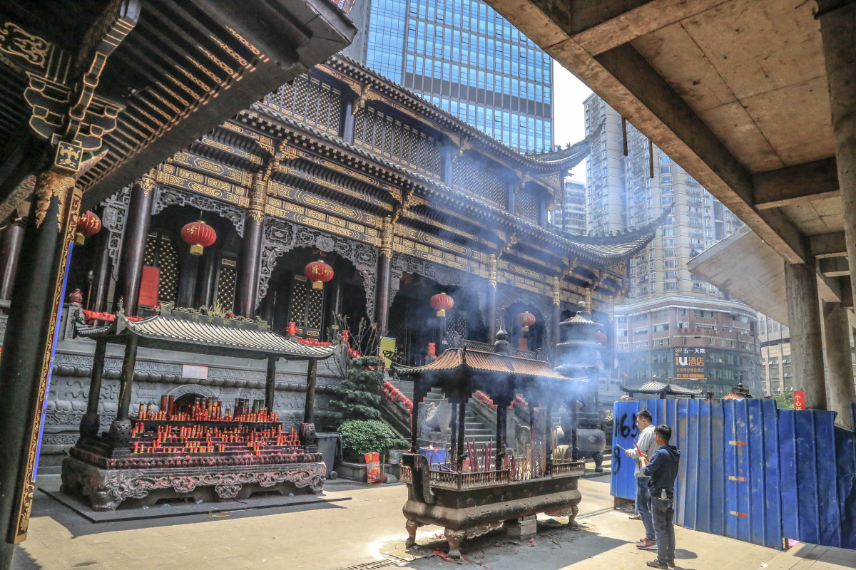 拍摄于重庆市市区里边的一个寺庙,具体名字记不清了,好像在