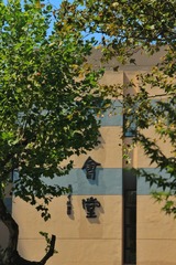 19045