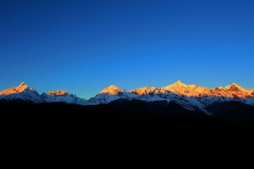 日照金山