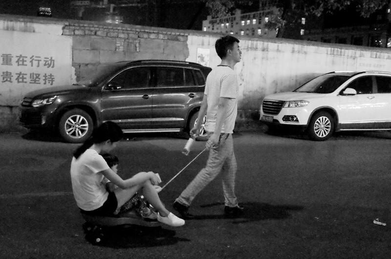 妈妈：我也不想走了。爸爸：那我两个一起啦。