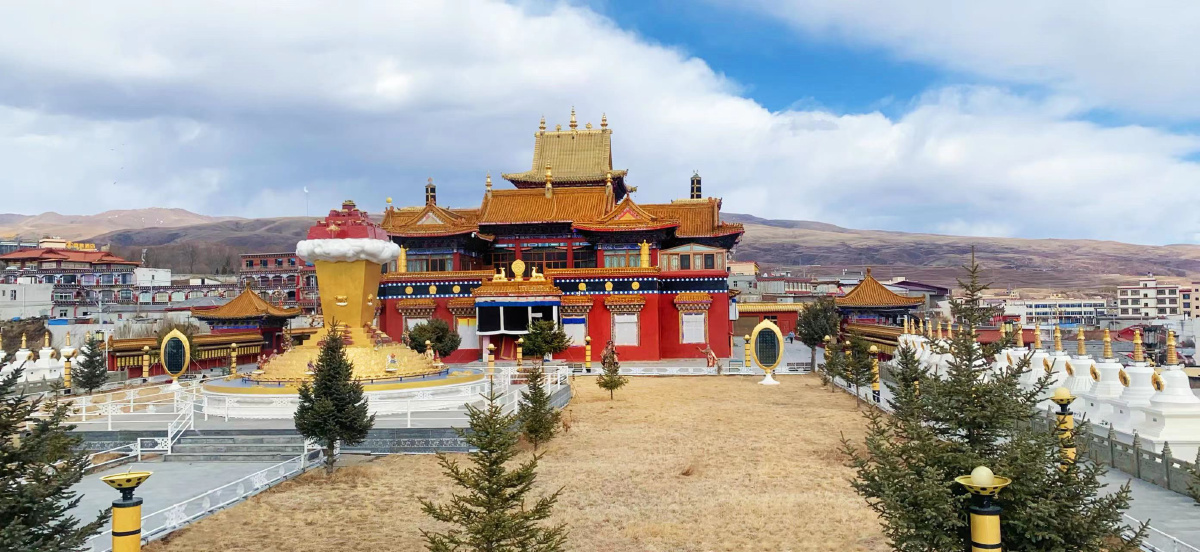 白塔公园"位于四川省甘孜藏族自治州甘孜县"的一座转经念佛的佛门圣地