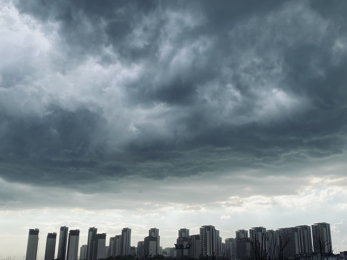 乌云密布,万里白云