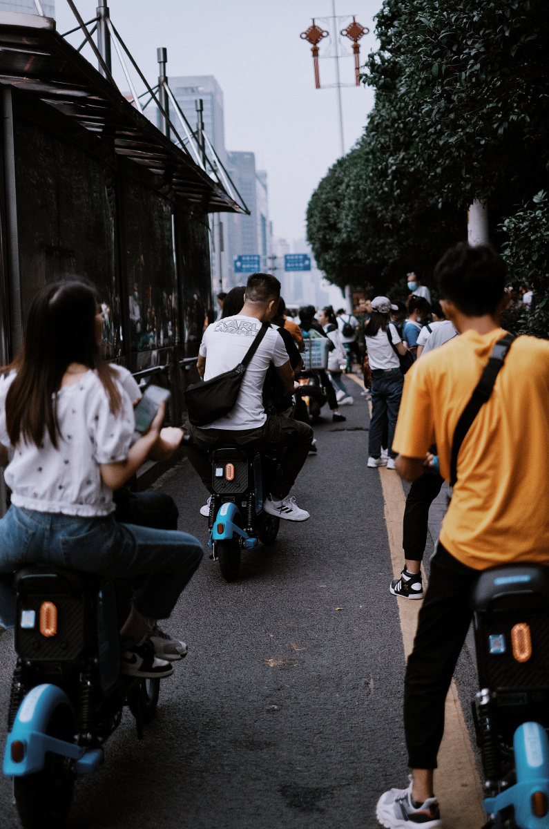 长沙街拍 很喜欢长沙 一座很有人情味的城市 尤其喜欢第一张照片 骑