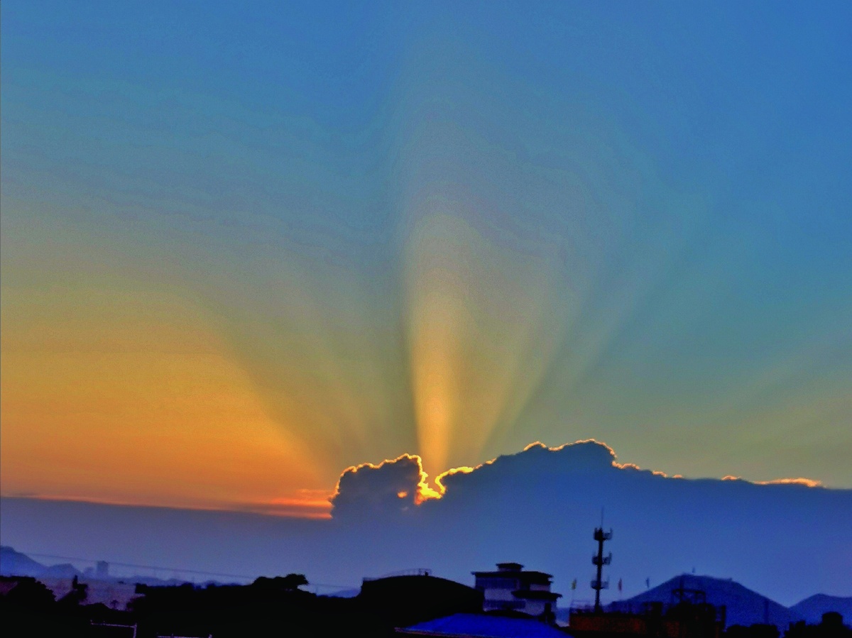 漂亮的耶稣光耶稣光又称丁达尔现象就是一束光通过胶体时在光路的垂直