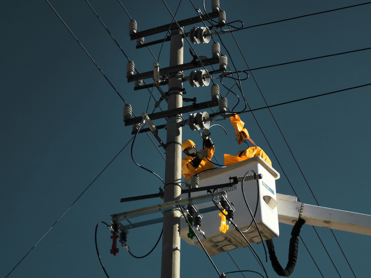 疫情期间电力工人带电作业的工作影像