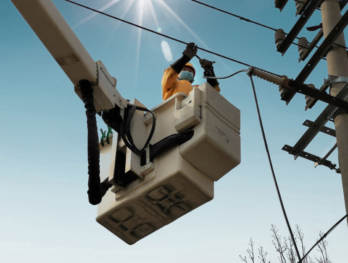 疫情期间电力工人带电作业的工作影像