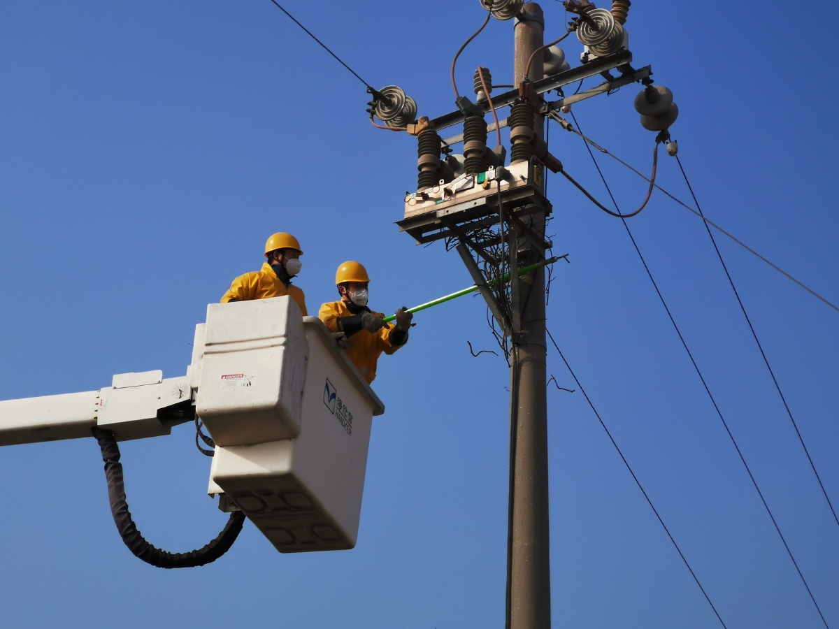 疫情期间电力工人带电作业的工作影像