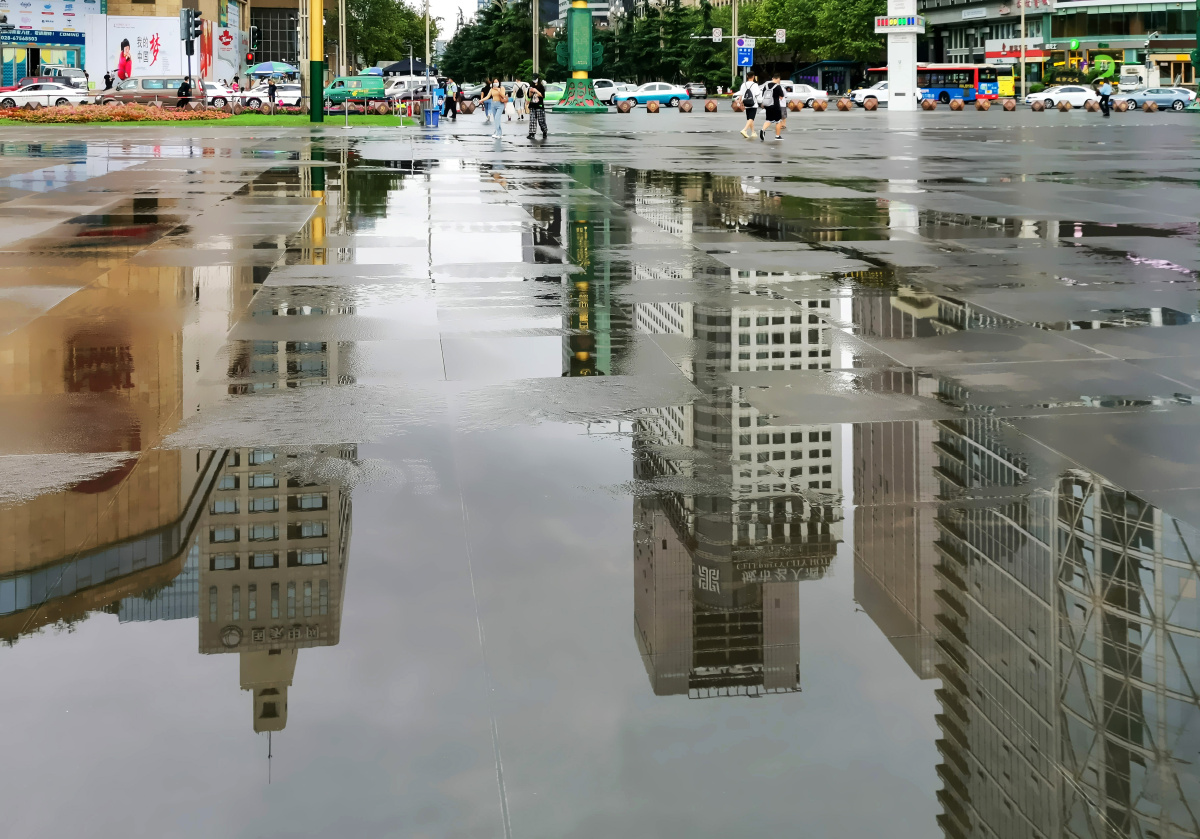 手机成都:雨后的天府广场