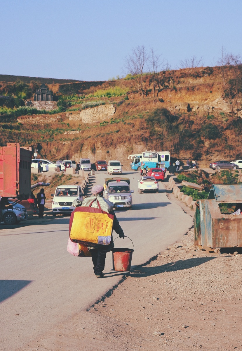 生活就是这样忙忙碌碌奔波着辛辛苦苦坚守着对未来充满了希冀期盼一切